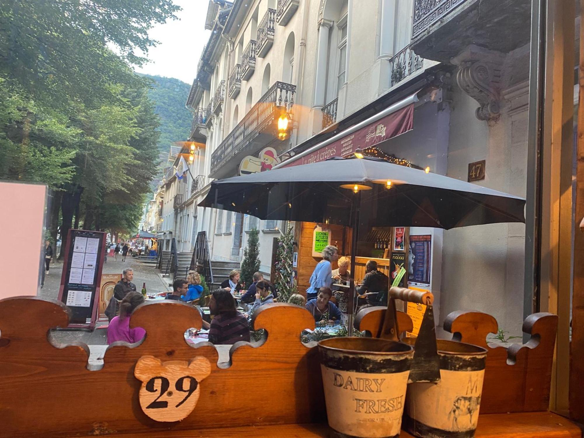 Au 47 Allees D'Etigny - Central & Standing - Avec Parking - Linge De Lit Et De Toilette Inclus Bagnères-de-Luchon Eksteriør bilde